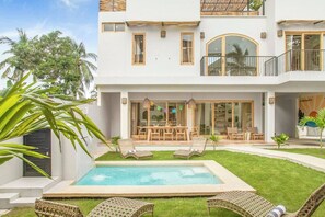 [Backyard] Private yard with plunge pool & dining area