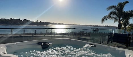 HOT TUB with 180 degree views of Mission Bay, SeaWorld, & downtown San Diego.