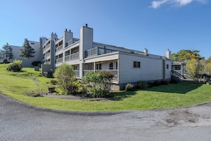 Ground-level condo with peaceful mountain views and easy outdoor access.