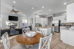 Breakfast Nook with seating for 4