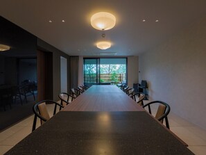 [Dining (A)] The extra-large dining table is iconic. Perfect for large groups and meetings.
