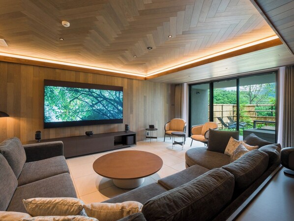 [Living room (A)] Equipped with carefully selected facilities, creating a luxurious space unique to a suite room.