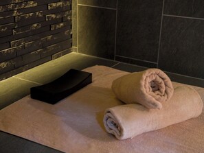 [Ganbanyoku (A)] A specially designed bedrock bath in your room, where you can sweat and feel refreshed