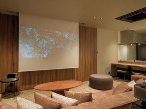 [Living Room (E)] A spacious living room suitable for groups or large groups.