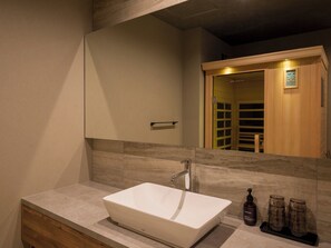 [Bathroom/Sauna] The user-friendly separate bathroom is also equipped with a low-temperature sauna.