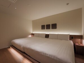 [Bedroom] Queen bed: Enjoy a relaxing sleep in this relaxing bedroom