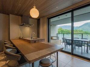 [Dining Kitchen (B)] Enjoy your meal with a beautiful view