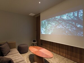 [Living room] Enjoy watching impressive images on the projector!