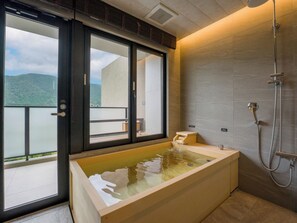 [Bathroom] Refresh yourself in the bath with natural hot spring water