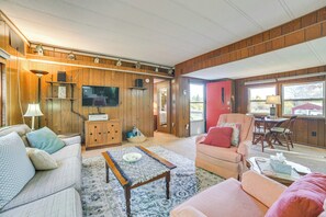 Living Room | Central Heating | Flat-Screen TV