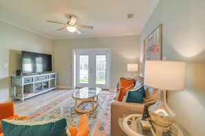 Living Room | 1st Floor | Sleeper Sofa | Free WiFi | Central A/C & Heating