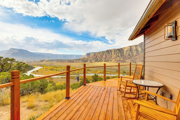 Parachute Vacation Rental | 3BR | 2BA | 1,500 Sq Ft | Stairs Required