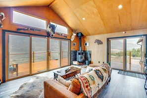 Living Room | Free WiFi | Evaporative Cooler | Furnace | Smart TV