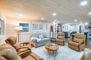 Living Room | Smart TV w/ Cable | Free WiFi | Main Floor