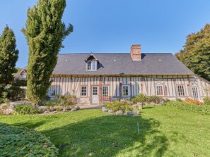 Pflanze, Himmel, Eigentum, Fenster, Gebäude, Baum, Grundstueck, Gras, Strauch, Ground