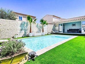 Plante, Ciel, Jour, Propriété, L'Eau, Bâtiment, Bleu Azur, Piscine, Arbre, Herbe