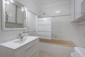 Full Bathroom with a Bath, Basin, Toilet & Washing Machine