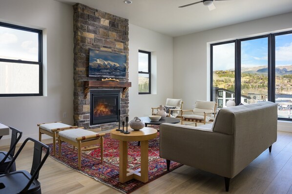 Relax In This Luxurious Space In Front Of The Gas Fireplace