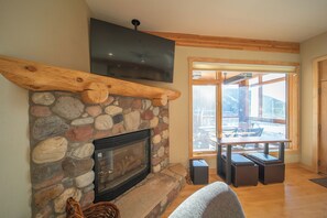 Flatscreen and gas fireplace perfect for a snowy day in