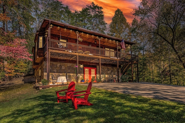 Beautiful 3 Bedroom Cabin Secluded in the foothills of Smoky Mountains
