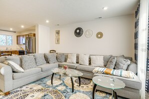 Living Room | Flat-Screen TV | Free WiFi | 1st Floor