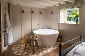 Free Standing Round Bath