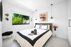 A cozy multi-functional space blending bedroo
