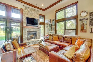 Living Room | 1st Floor | Smart TV | Free WiFi | Gas Fireplace | Board Games