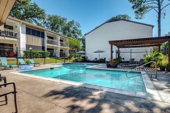 Montgomery Vacation Rental | 2BR | 2BA | 980 Sq Ft | Steps Required to Enter