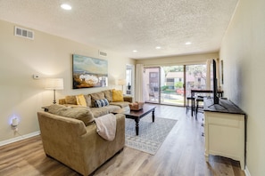 Living Room | Sleeper Sofa | Smart TV | Free WiFi