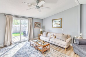 Living Room | Free WiFi | Smart TV | Central A/C