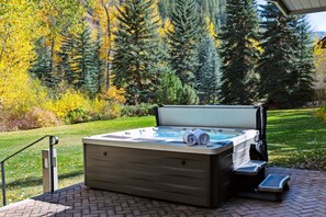 Mountain View hot tub for 7