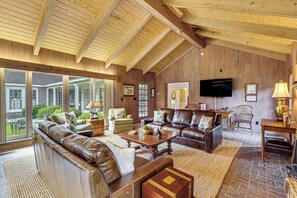 Living Room | Smart TV | Central A/C | Single-Story Home