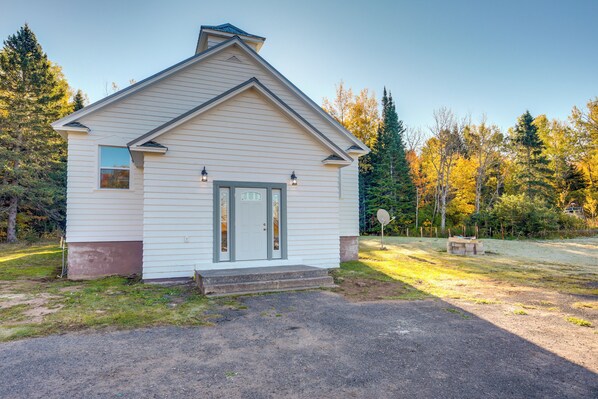 Toivola Vacation Rental | 2BR | 1BA | 1,000 Sq Ft | 7 Steps Required