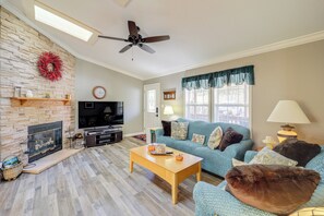 Living Room | Smart TV | Gas Fireplace