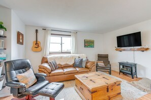Living Room | Smart TV | Full Sleeper Sofa | Single-Story Home