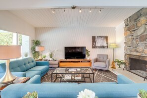 Living Room | Smart TV | Free WiFi | Central A/C & Heating