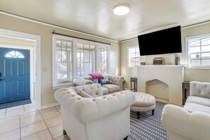Living Room | Smart TV | Free WiFi | Single-Story Unit