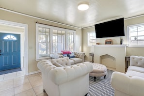 Living Room | Smart TV | Free WiFi | Single-Story Unit
