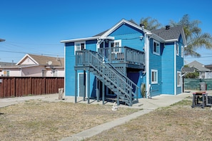 Apartment Exterior | Shared Yard Area