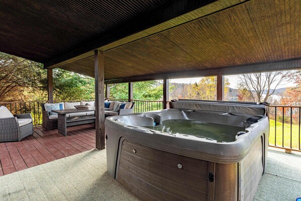 Outdoor spa tub