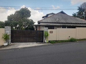Front view of the Devonia House