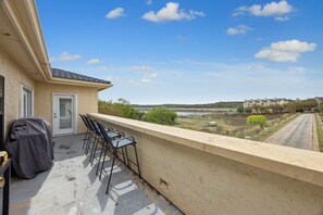 Lake & Hill Country Views and steps from the Island on Lake Travis