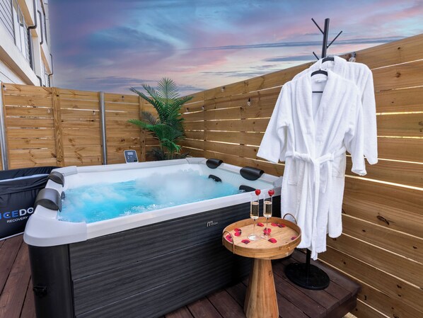 Outdoor spa tub