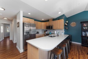 A beautiful, fully equipped kitchen to make your cooking dreams come true! 