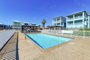 Coral Cay Condominiums | Community Amenities | Outdoor Pool (Depth 3'-5')