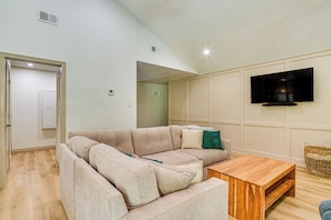 Living Room | Free WiFi | Smart TV
