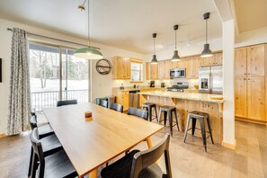 Dining & Kitchen Area | Open Floor Plan | Free WiFi