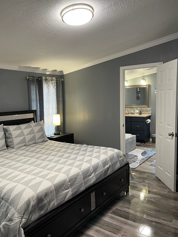 Master Bedroom King bed En-suite & full bath garden tub w/ separate shower 
