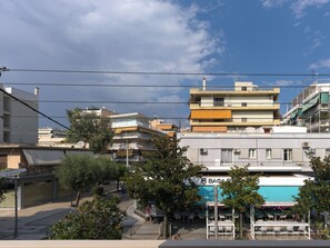 施設の正面 (日没後)